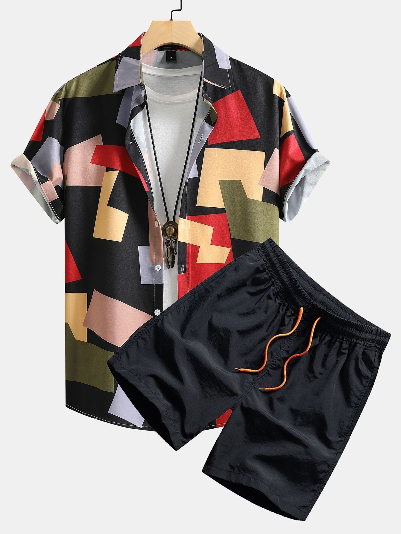 Geometrisches Button-Down-Hemd und Badebekleidung mit buntem Aufdruck.