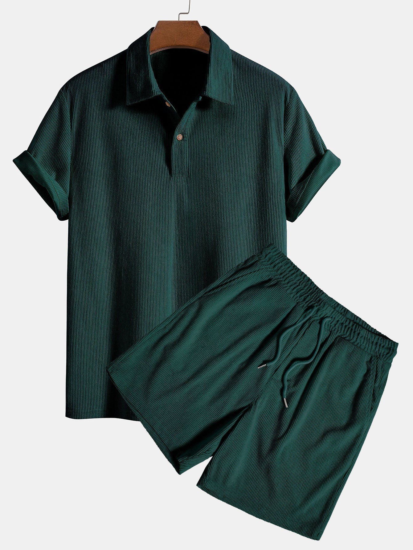 Kurzärmeliges Poloshirt aus Samt und Shorts aus Samt.