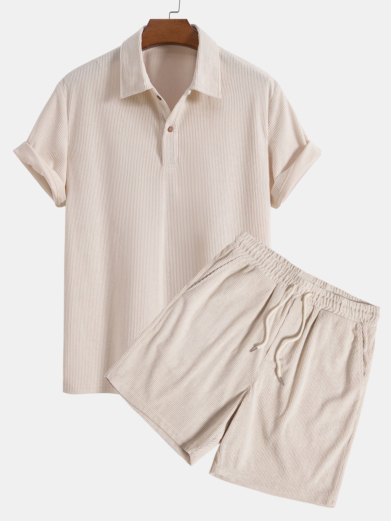 Kurzärmeliges Poloshirt aus Samt und Shorts aus Samt.