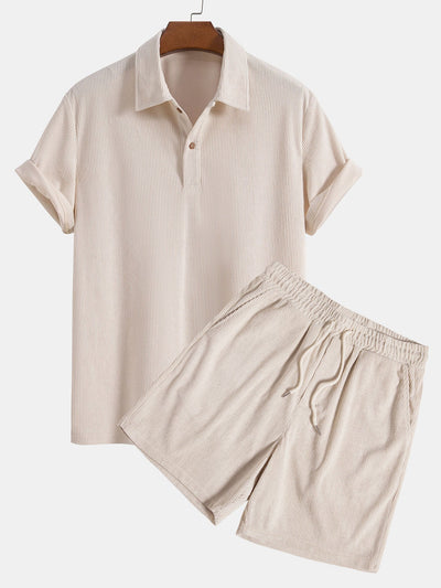 Kurzärmeliges Poloshirt aus Samt und Shorts aus Samt.
