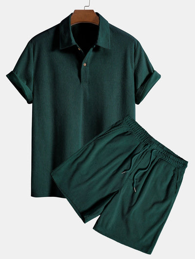 Kurzärmeliges Poloshirt aus Samt und Shorts aus Samt.