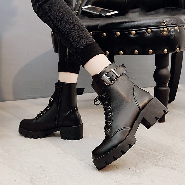 Claire – Schnürstiefel mit Schnalle und dicker Sohle