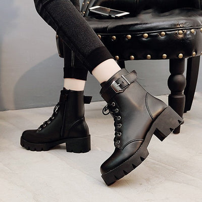 Claire – Schnürstiefel mit Schnalle und dicker Sohle