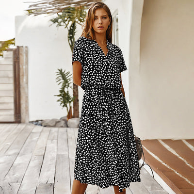Lucy – Kurzes Damenkleid mit Wellenpunktmuster und Kragen