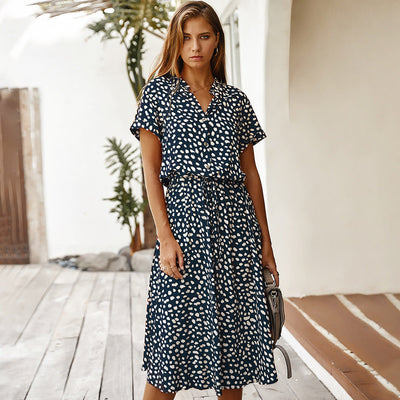 Lucy – Kurzes Damenkleid mit Wellenpunktmuster und Kragen