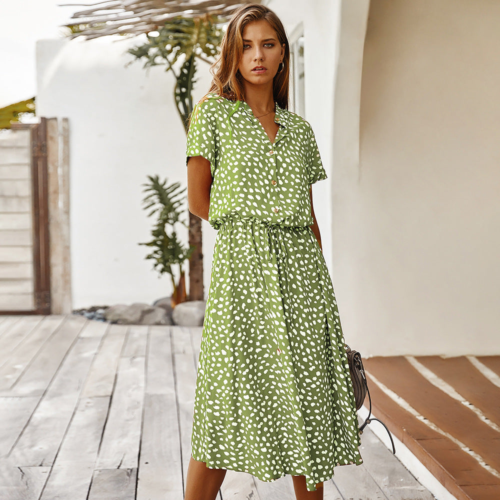 Lucy – Kurzes Damenkleid mit Wellenpunktmuster und Kragen