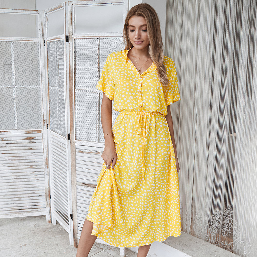 Lucy – Kurzes Damenkleid mit Wellenpunktmuster und Kragen