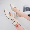 Zwei Tragen. Beige