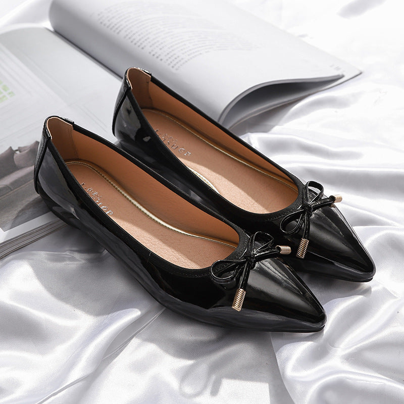 Juliet – Spitz zulaufende Damenflats mit Lackleder und Schmetterlingsknoten