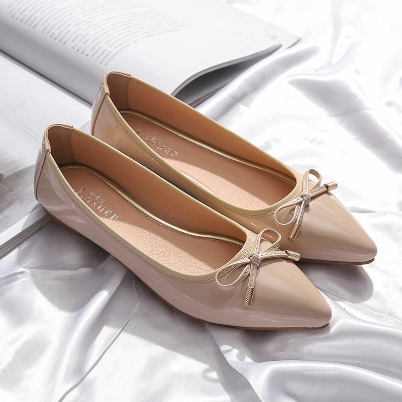 Juliet – Spitz zulaufende Damenflats mit Lackleder und Schmetterlingsknoten