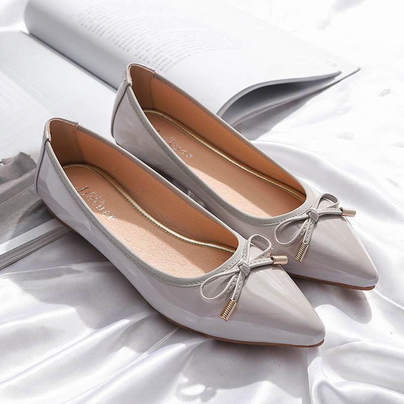 Juliet – Spitz zulaufende Damenflats mit Lackleder und Schmetterlingsknoten