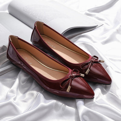 Juliet – Spitz zulaufende Damenflats mit Lackleder und Schmetterlingsknoten