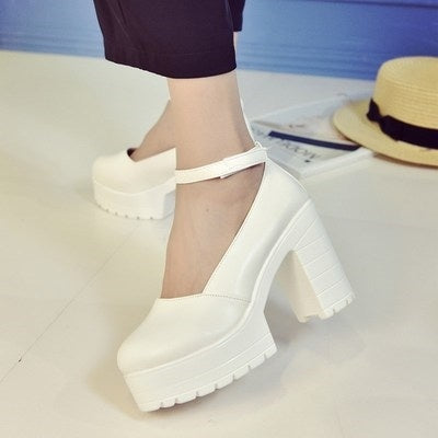 Robyn – Pumps mit dicker Plattform und Knöchelriemen