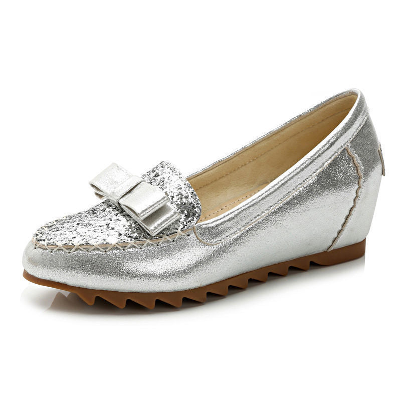 Karen – Bequeme Damen Pumps mit Spitzenausschnitt und Keilabsatz