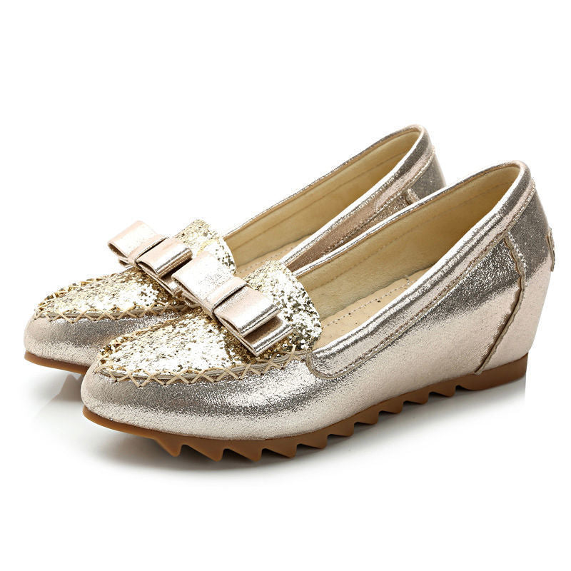 Karen – Bequeme Damen Pumps mit Spitzenausschnitt und Keilabsatz