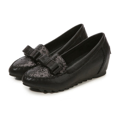 Karen – Bequeme Damen Pumps mit Spitzenausschnitt und Keilabsatz