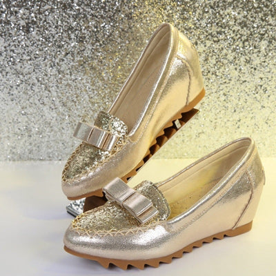 Karen – Bequeme Damen Pumps mit Spitzenausschnitt und Keilabsatz