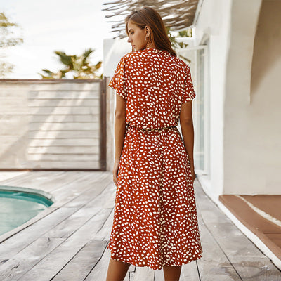 Lucy – Kurzes Damenkleid mit Wellenpunktmuster und Kragen