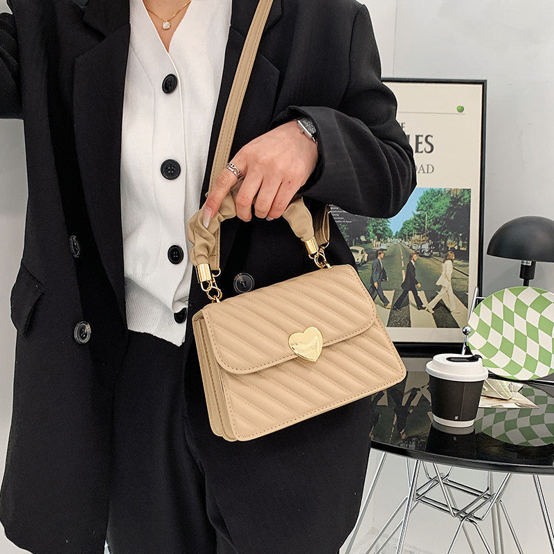 Jasmine – Modische Schultertasche mit Ketten und Liebe Metall Design