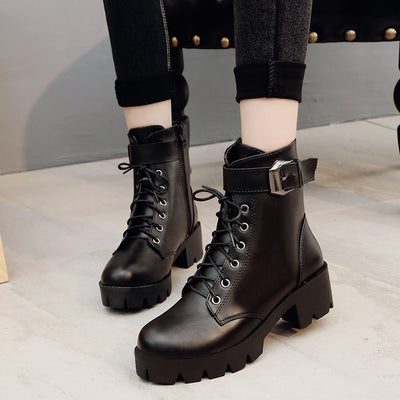Claire – Schnürstiefel mit Schnalle und dicker Sohle