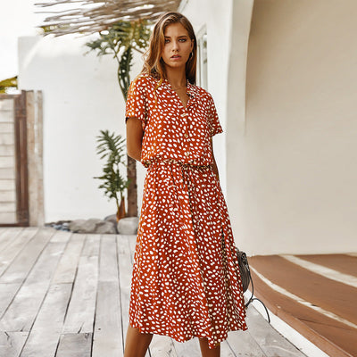 Lucy – Kurzes Damenkleid mit Wellenpunktmuster und Kragen