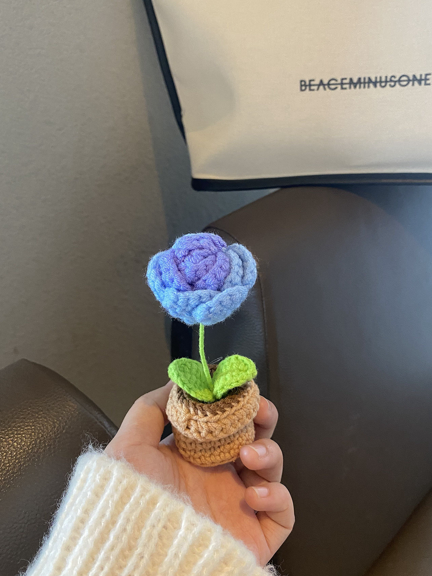 Handgefertigte Häkelblumentopf-Dekoration