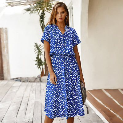 Lucy – Kurzes Damenkleid mit Wellenpunktmuster und Kragen