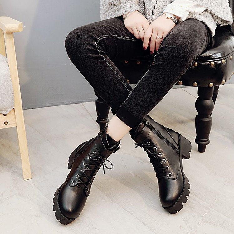 Claire – Schnürstiefel mit Schnalle und dicker Sohle