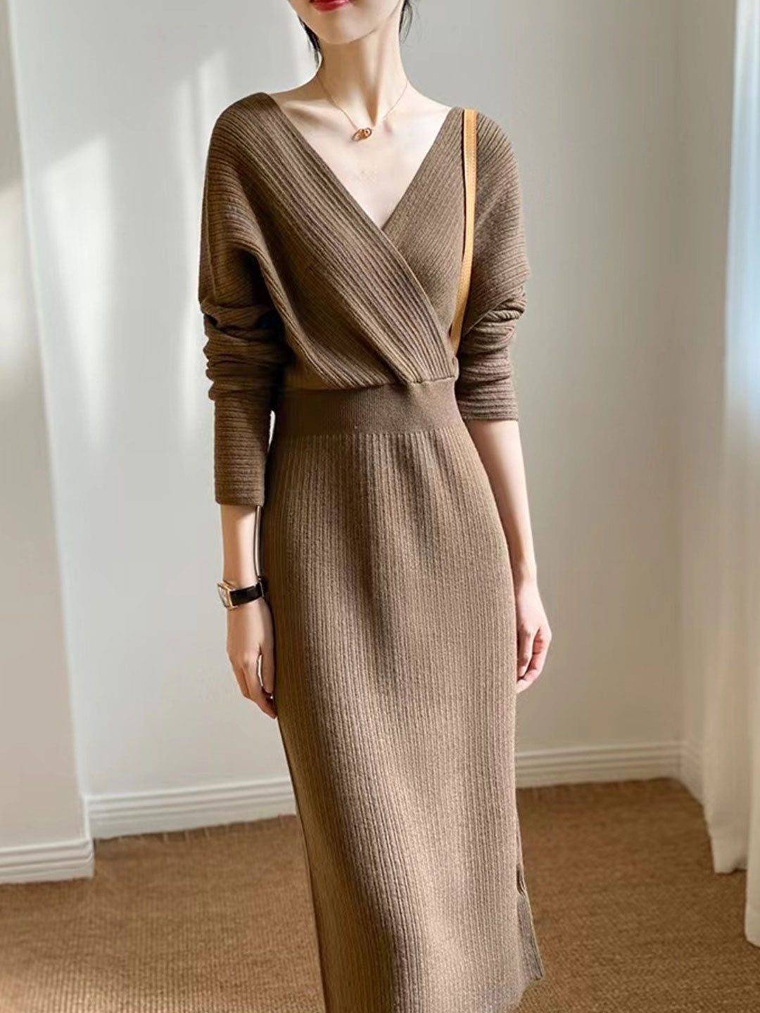 Pulloverkleid mit gestricktem V-Ausschnitt