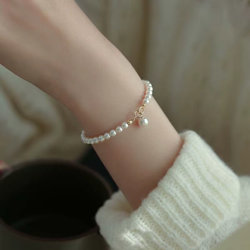 Luxurious silver bracelet with freshwater pearls