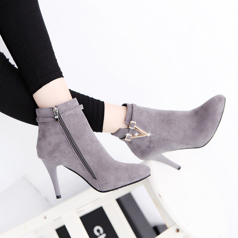 Betty – Damenstiefel mit hohem Absatz und V-Form
