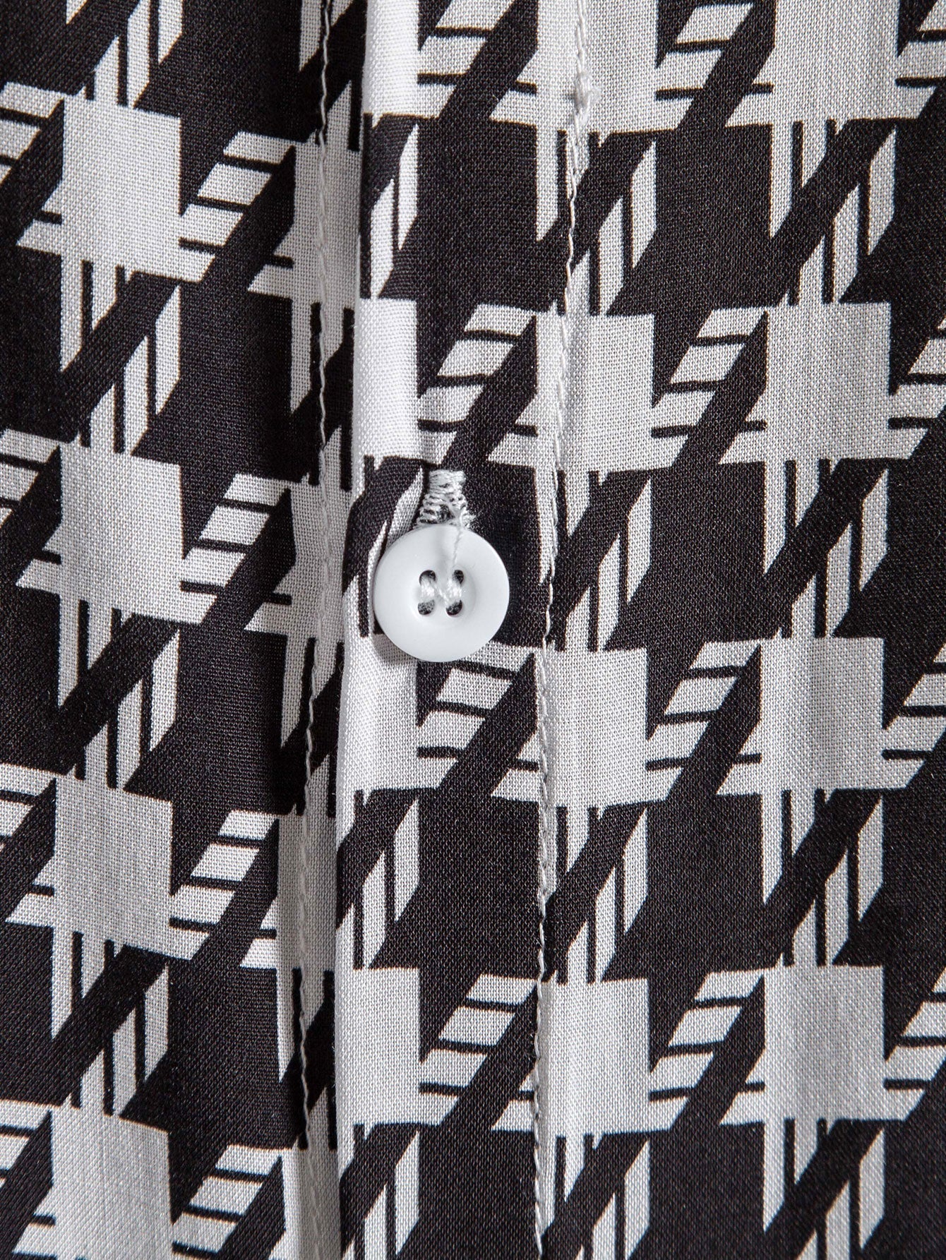 Schwarzes und weißes Hemd mit geometrischem Druck