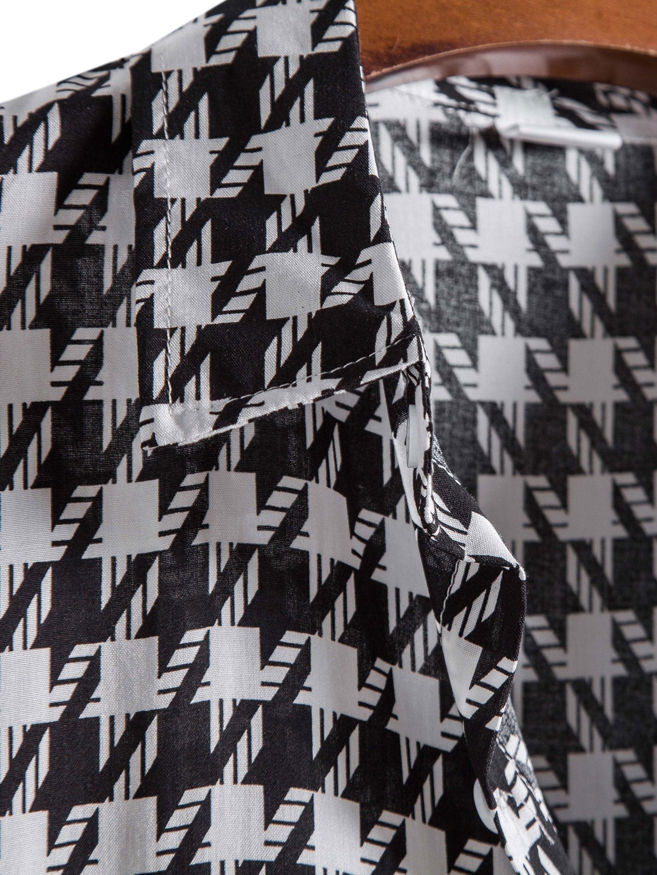 Schwarzes und weißes Hemd mit geometrischem Druck