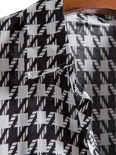 Schwarzes und weißes Hemd mit geometrischem Druck