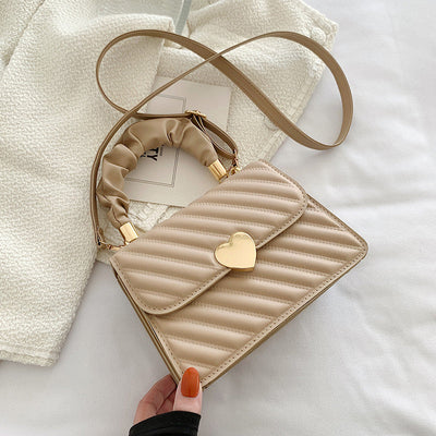 Jasmine – Modische Schultertasche mit Ketten und Liebe Metall Design