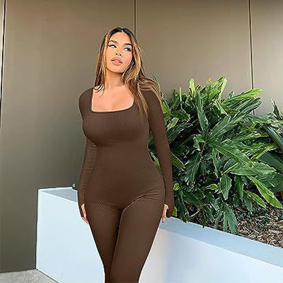 Christine – Stylischer Sport-Jumpsuit mit langem Arm und quadratischem Kragen
