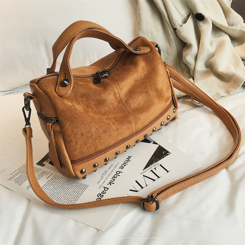 Kim – Hochwertige große lässige Schultertasche aus veganem Leder