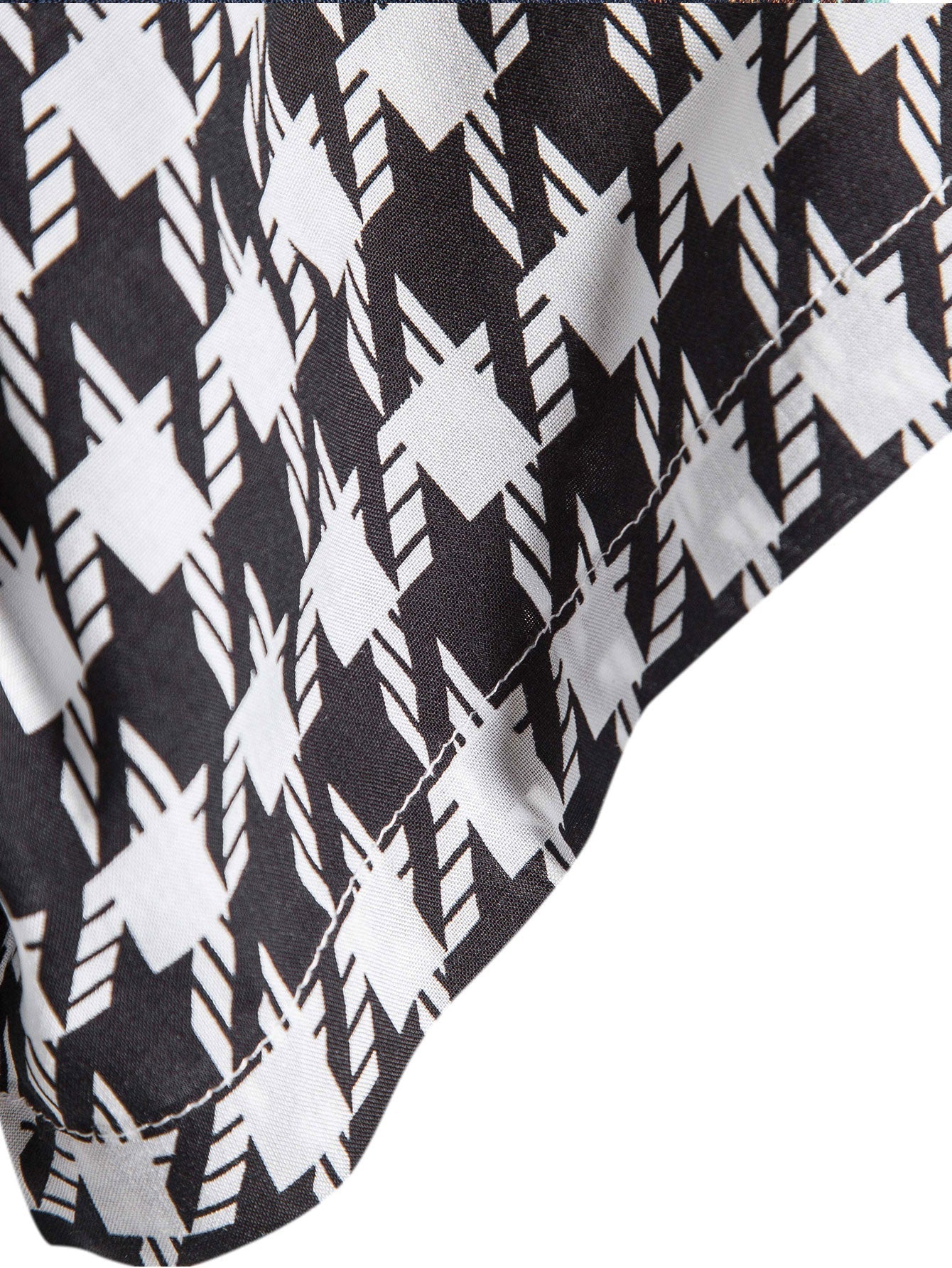 Schwarzes und weißes Hemd mit geometrischem Druck