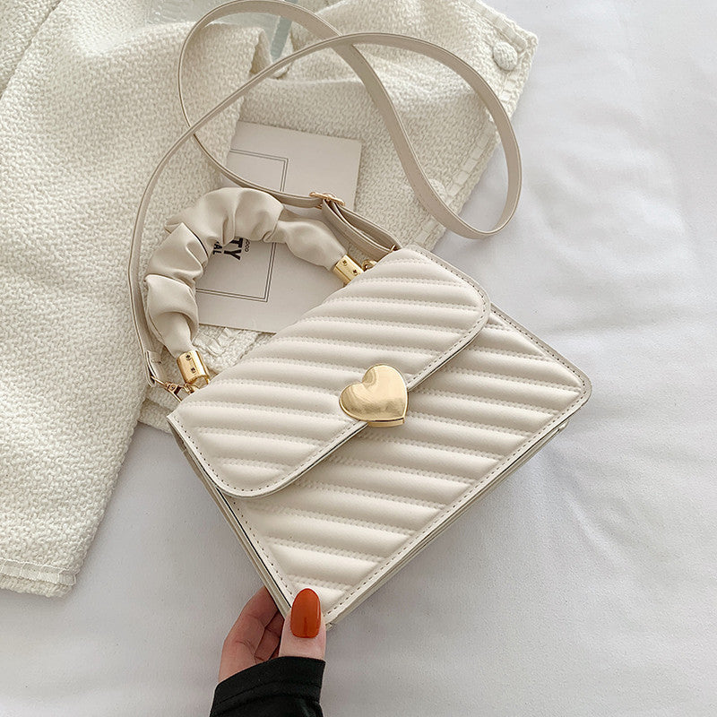 Jasmine – Modische Schultertasche mit Ketten und Liebe Metall Design
