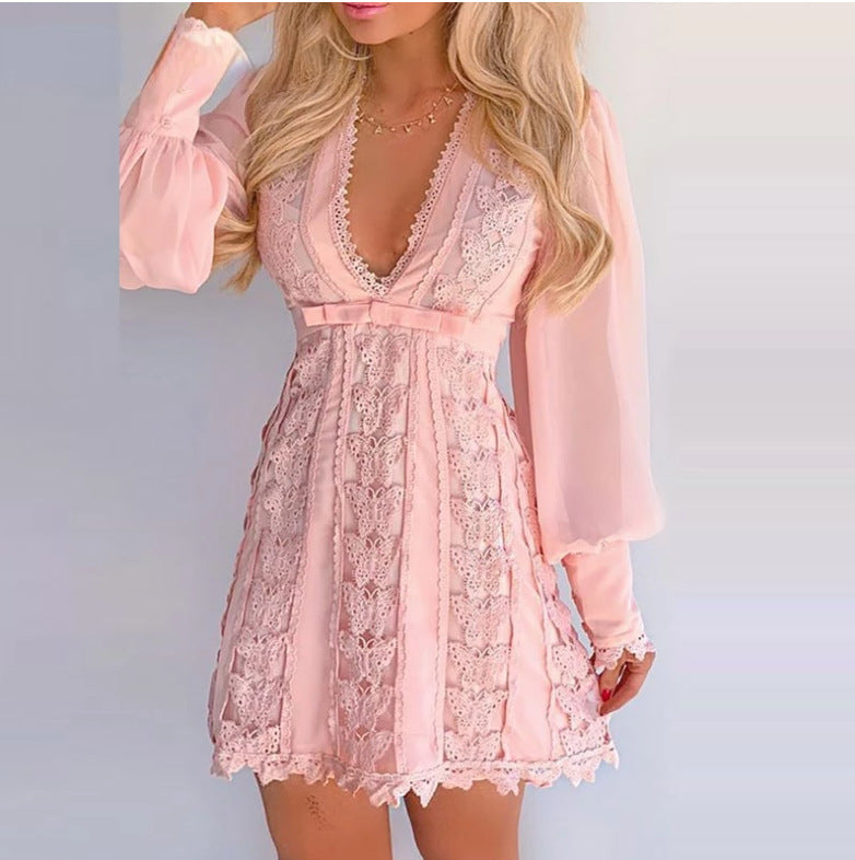 Emma – Elegantes Spitzenkleid mit tiefem V-Ausschnitt und langen Puffärmeln