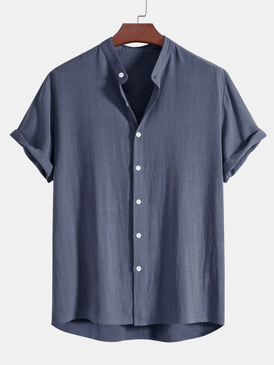 Hemd mit Stehkragen aus einer Leinen-Viskose-Mischung und Leinenhose mit geradem Bein