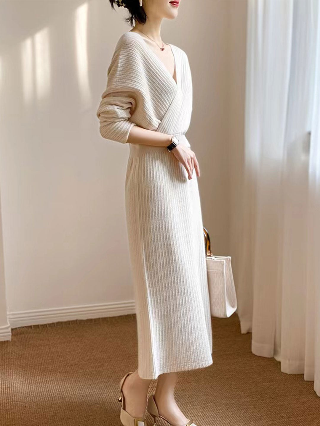 Pulloverkleid mit gestricktem V-Ausschnitt