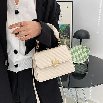 Jasmine – Modische Schultertasche mit Ketten und Liebe Metall Design