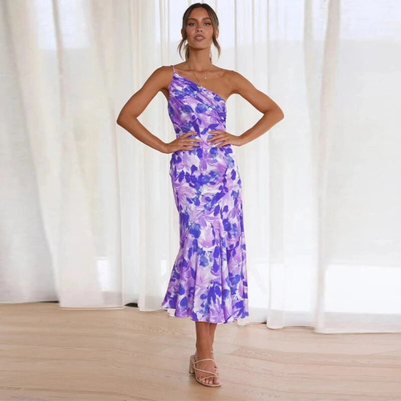Carina - Asymmetrisches Maxikleid mit floralen Muster