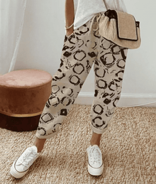 Beige mit Punkten