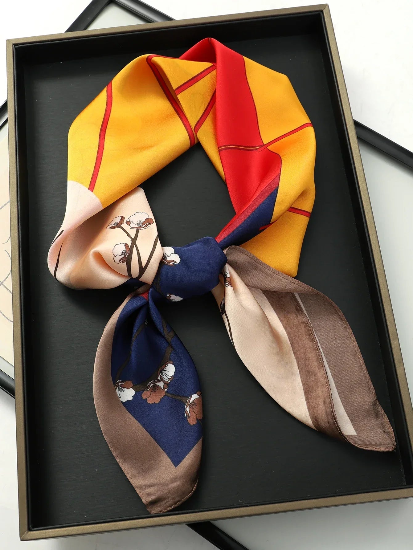 Elara's Luxus Seidenschal – Mode-Bandana für Frauen