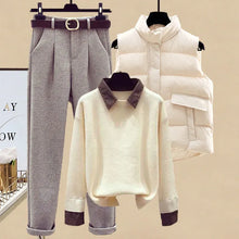 Beigefarbener Pullover graue Hose und weiße Weste