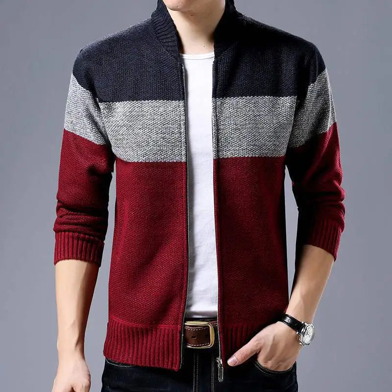 Dreifarbige Strickjacke mit Überwurf