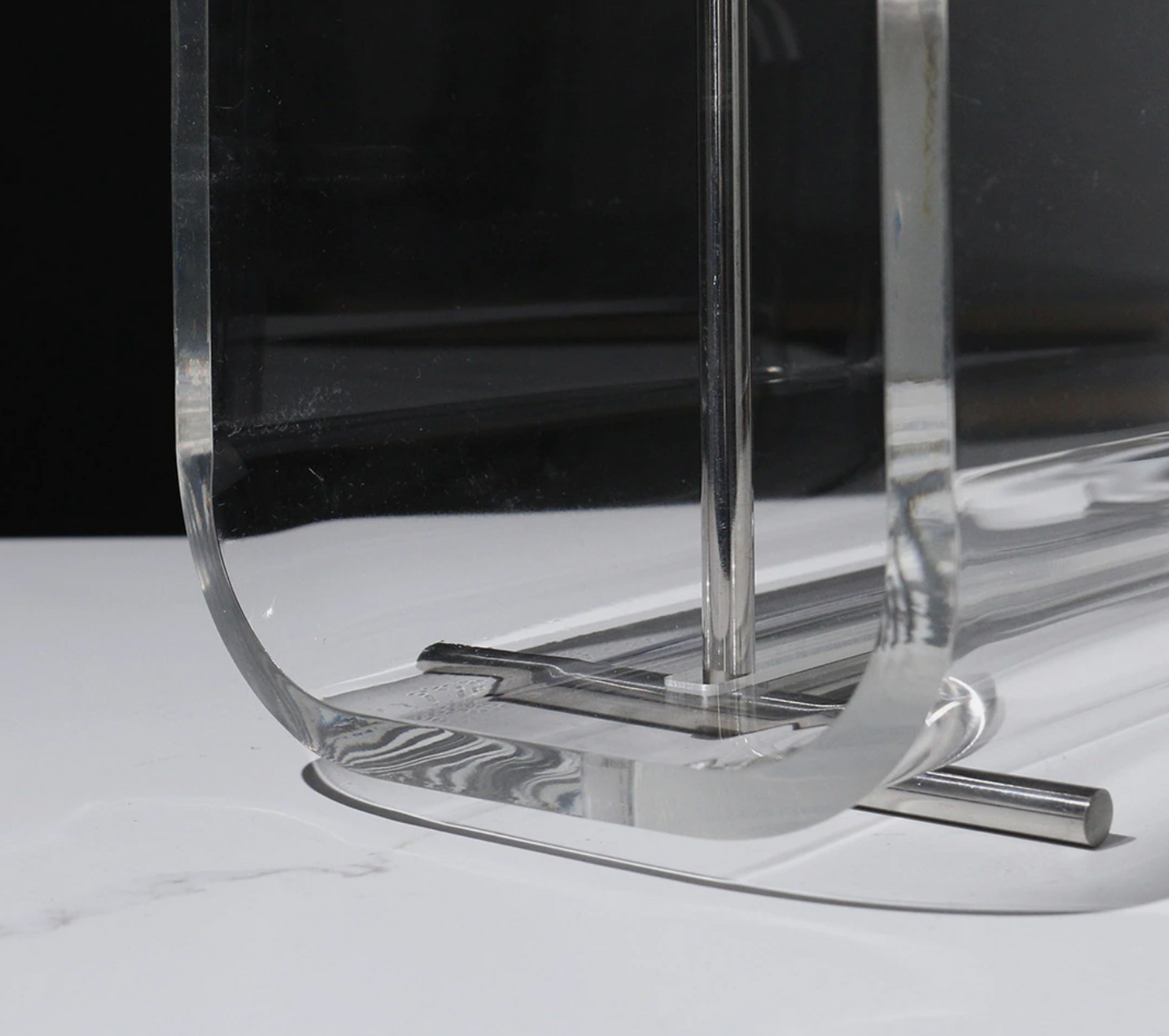SpectraRack – Transparenter Acryl-Magazinhalter & Tragbares Bücherregal