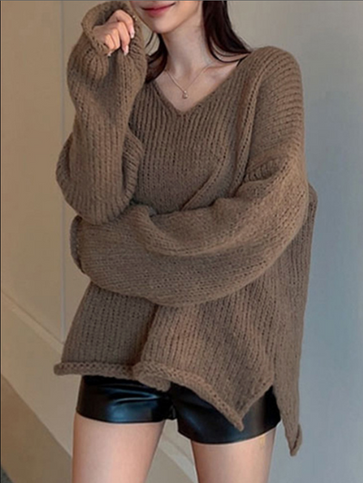 Pullover mit gerolltem V-Ausschnitt und Schlitzen